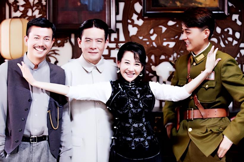 他是著名演员，总演坏蛋导致57岁才结婚，妻子至今没人见过真容