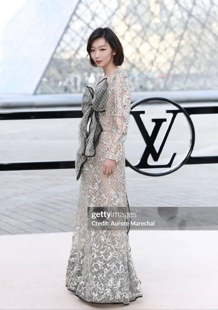 巴黎这一夜,李龙馥像贵族王子、刘亦菲穿土衣服、周冬雨像个男人