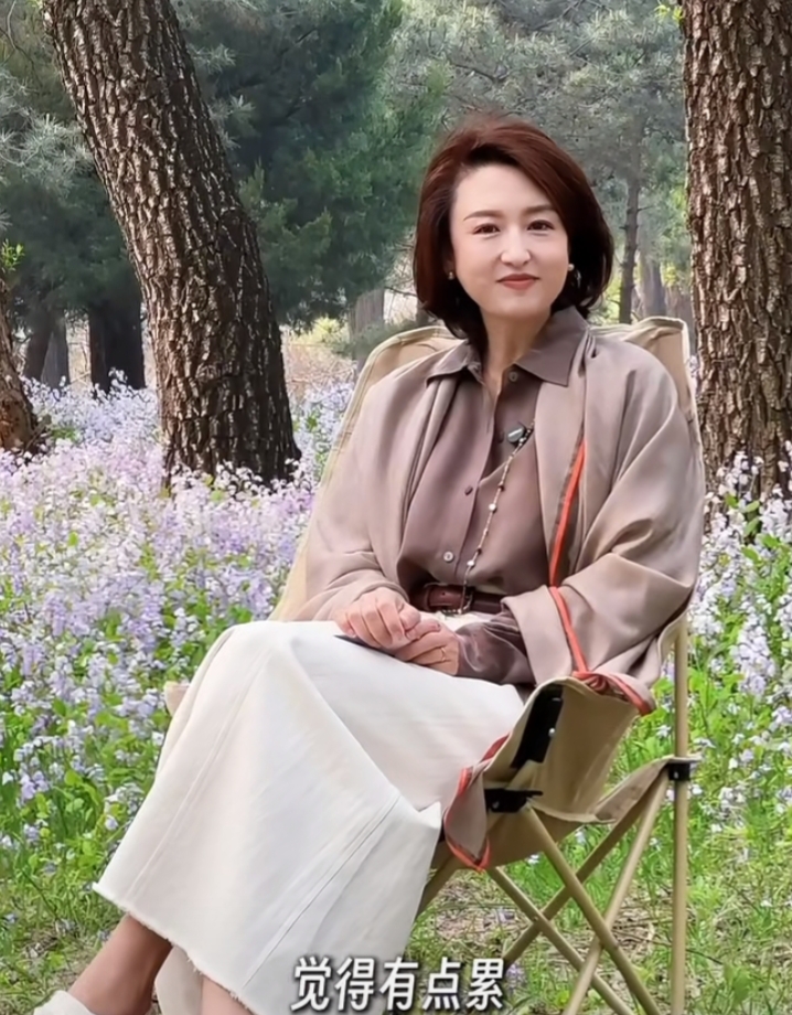 张蕾林间荐书，浅棕衬衫白裙披肩短发温柔知性尽显优雅气质