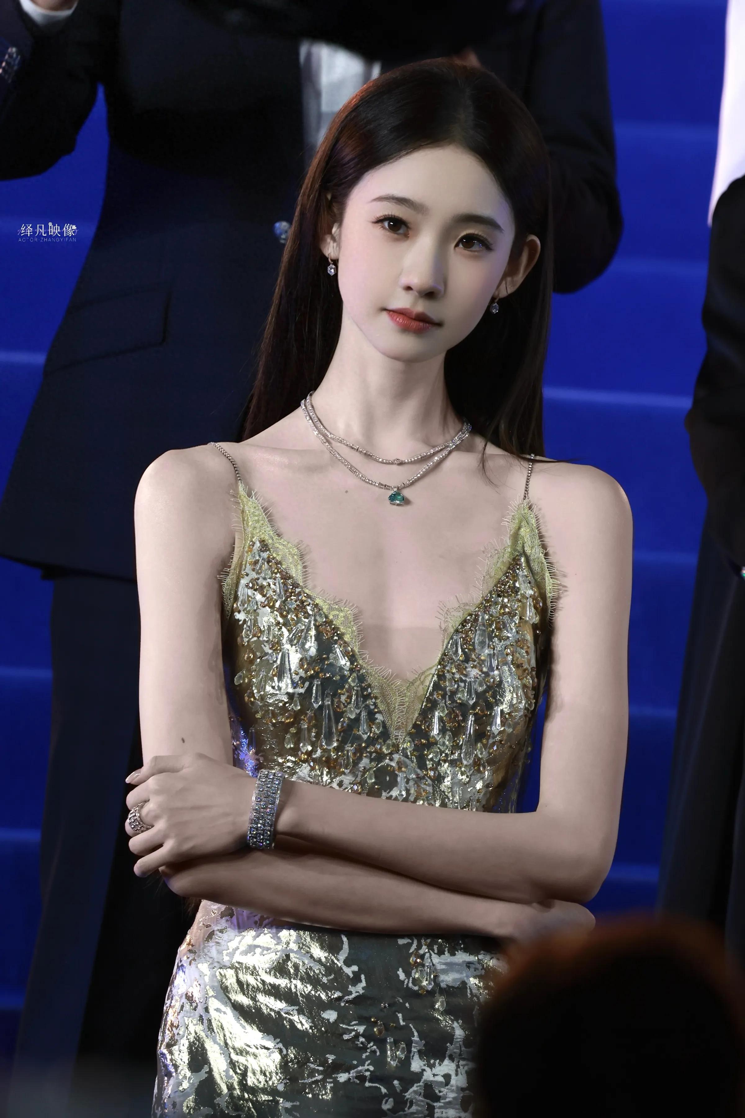 张艺凡，体态轻盈，身姿优美。
