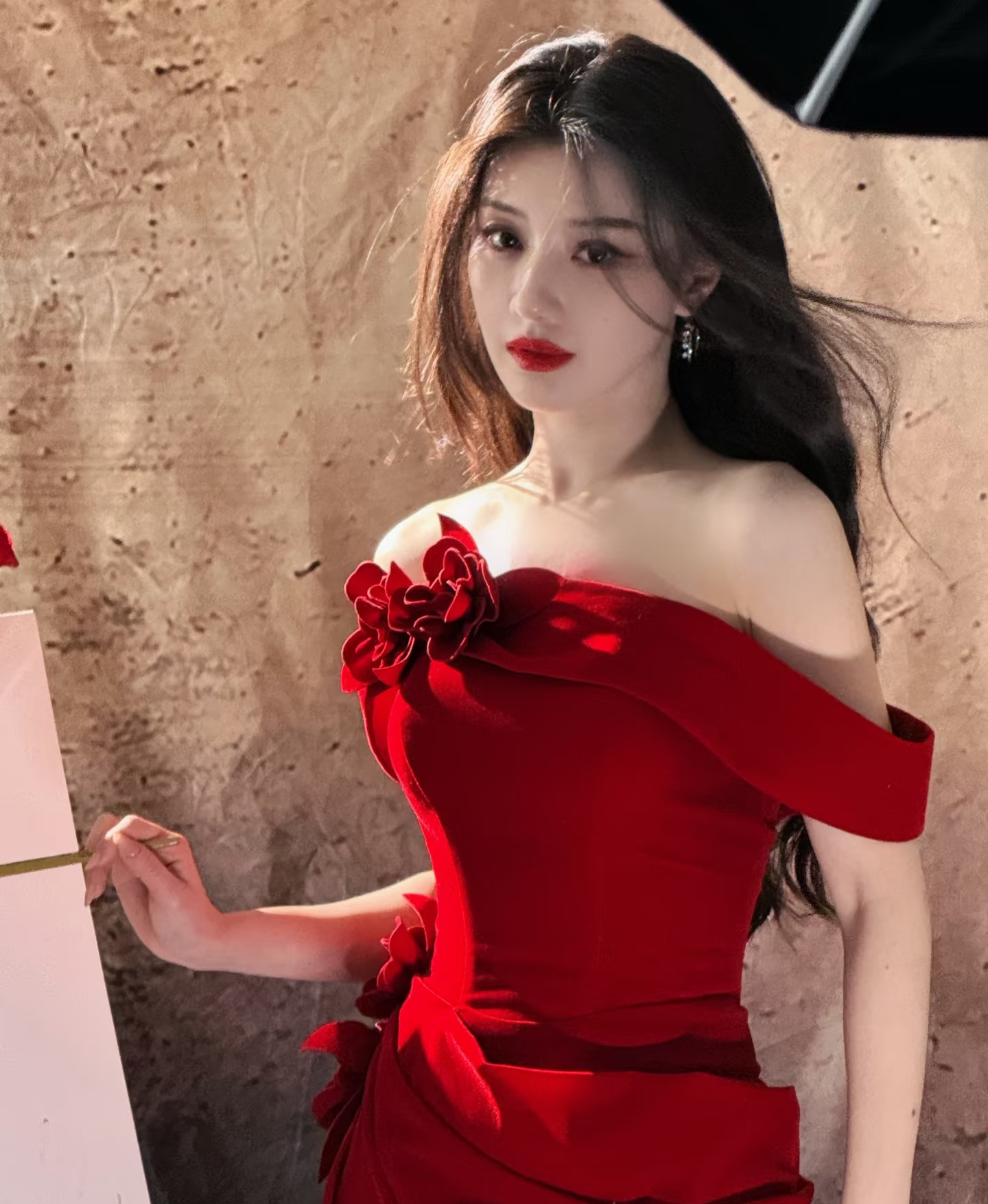 王鹤润分享美照，一袭红裙配微卷长发，美得好耀眼
