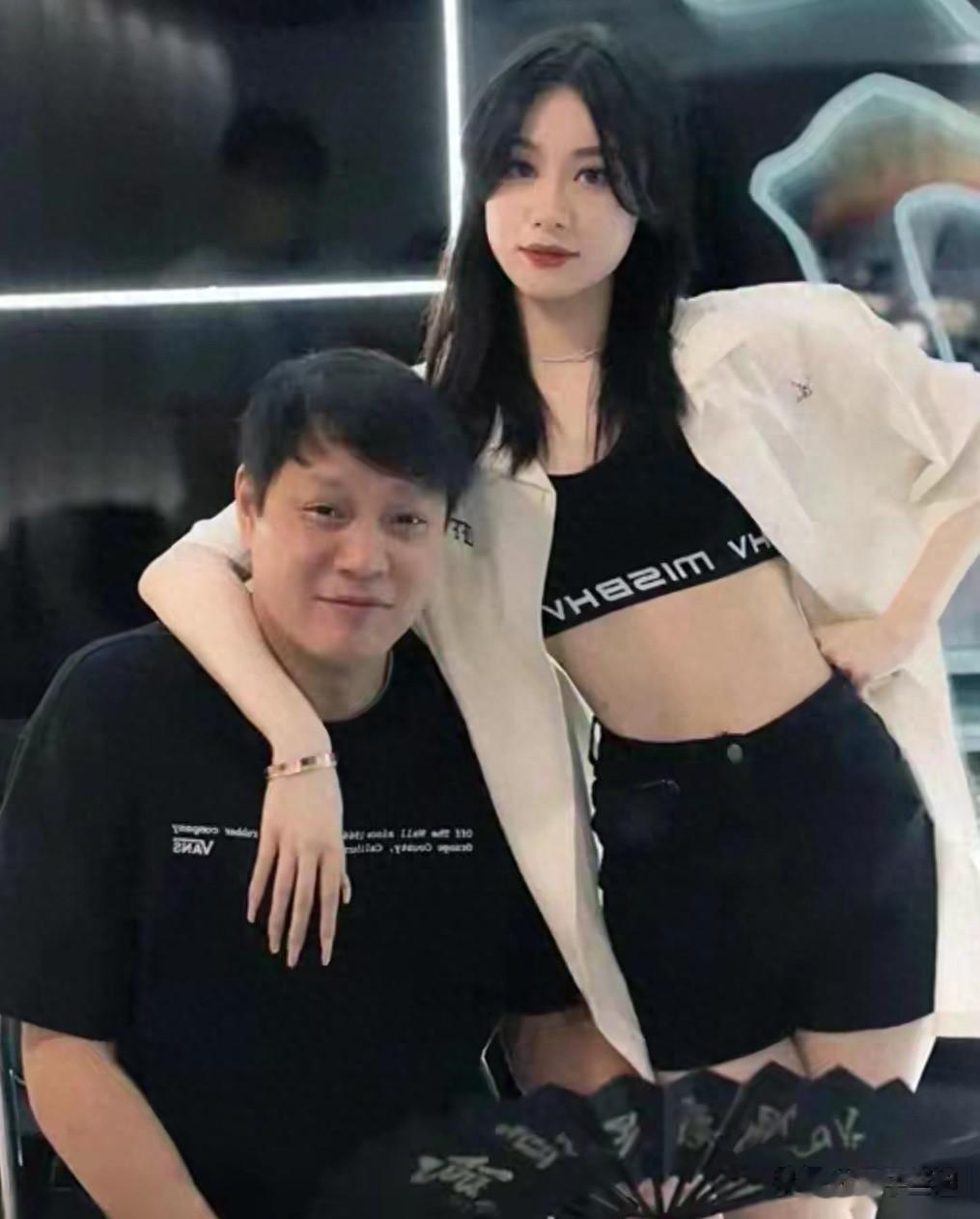 56岁范志毅陪妻女逛街，小17岁老婆年轻漂亮，腿比9岁女儿腿还细