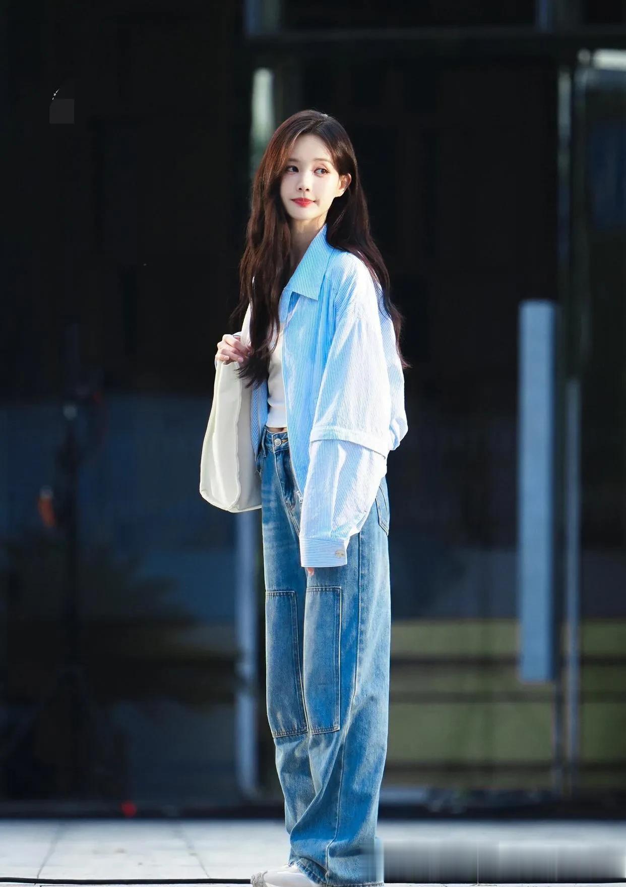 李一桐真是穿搭高手！蓝色条纹外套+白T+牛仔裤，休闲减龄又时髦