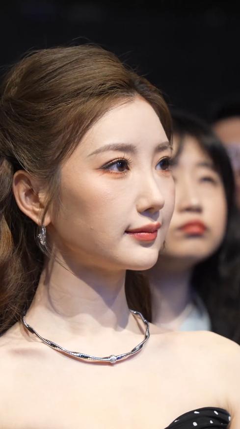 毛晓彤香港活动，生图五官精致但皮肤坑洼，边笑边整理内衣抢镜