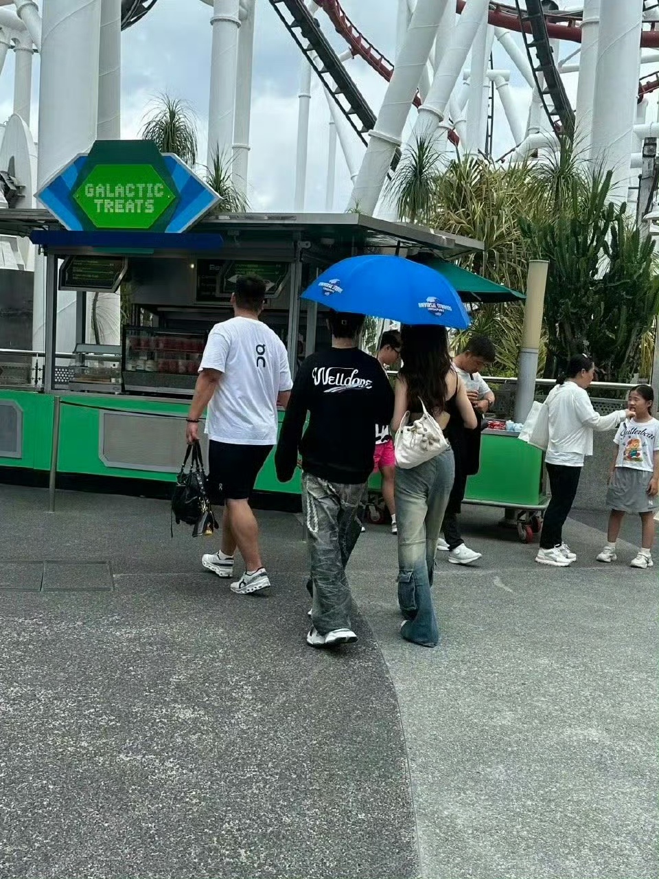 杨颖也没想到，黄晓明新加坡与女子传出绯闻，竟意外牵连自己