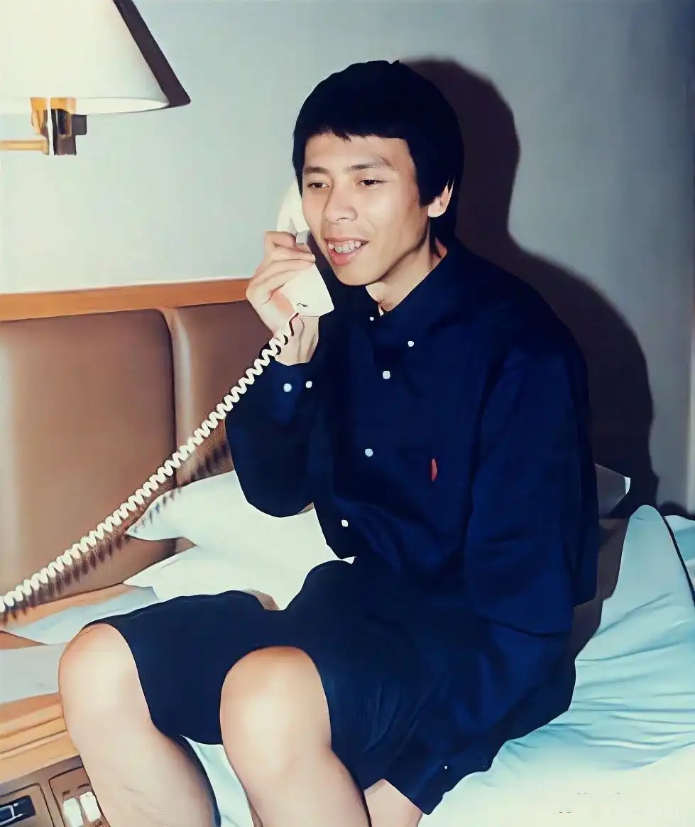 冯小刚的两个女儿：一个住美国大别墅，一个挤北京老小区