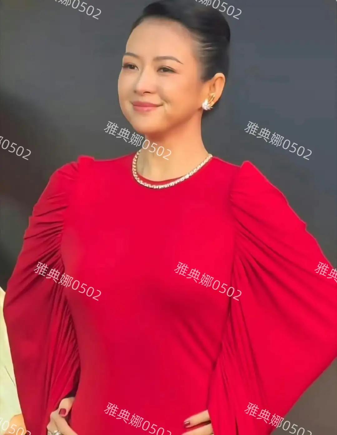 同岁的章子怡和秦岚，同一天都穿大红裙亮相活动，状态都不尽人意