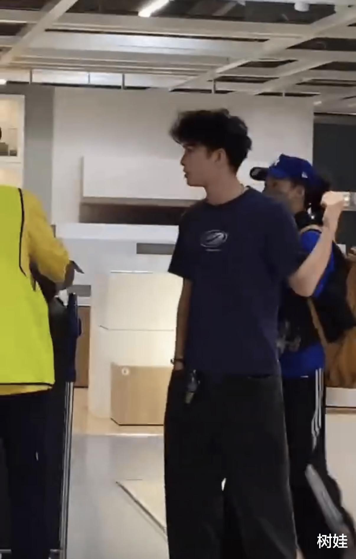 张柏芝在澳洲为儿子布置新家，亲自动手组装家私，18岁谢振轩帮忙