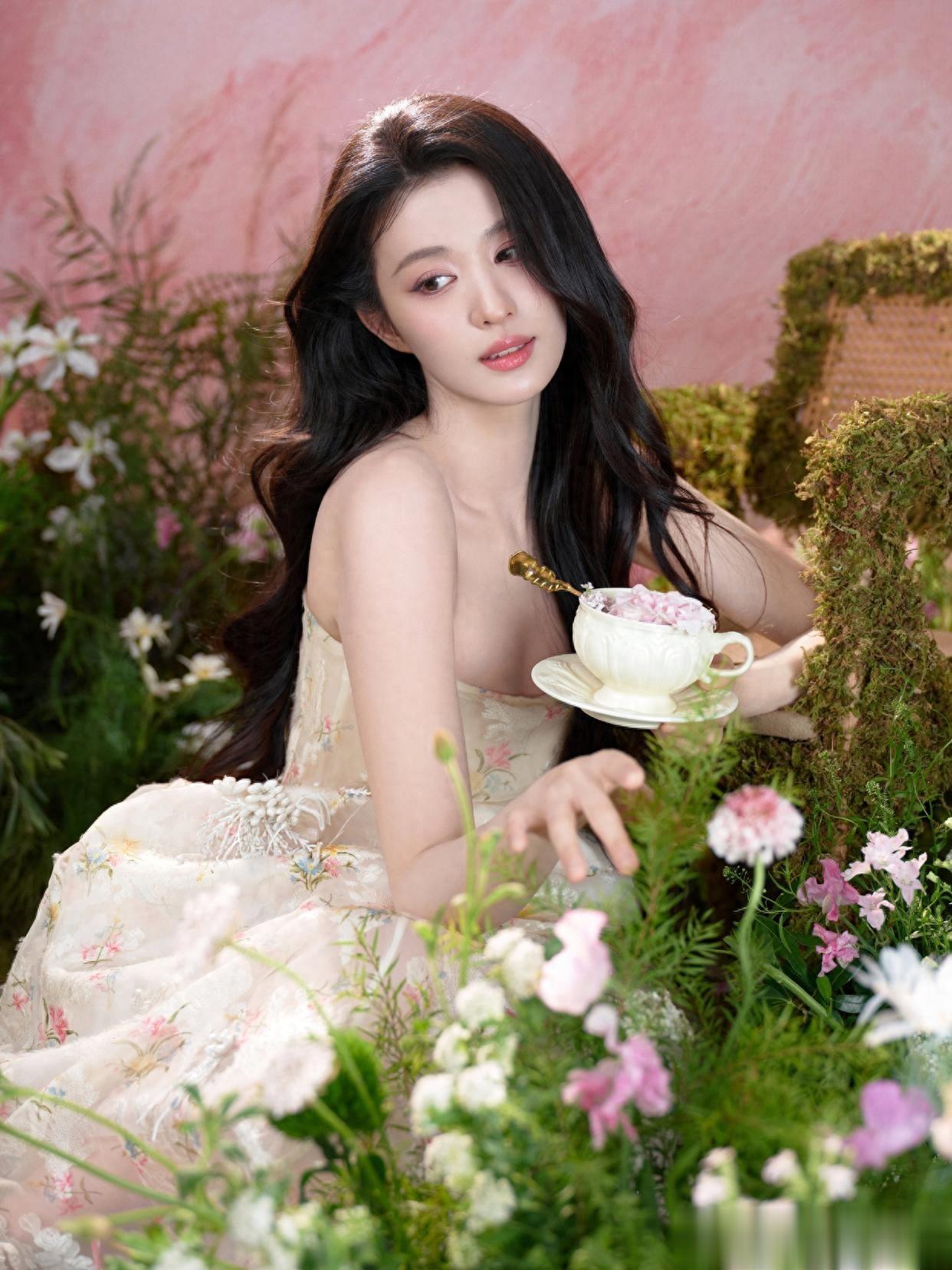 王楚然，春日鲜花抹胸裙穿搭，馥郁缱绻，花影婆娑，悠然优雅之姿