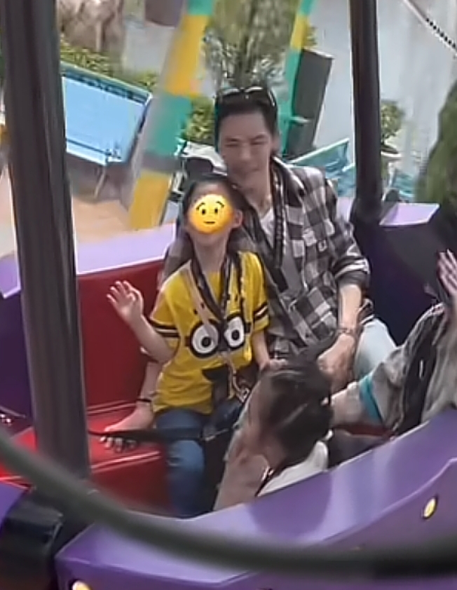 郭碧婷一家四口出游，向佐变清爽秀肌肉臂，夫妻俩比娃玩得还开心
