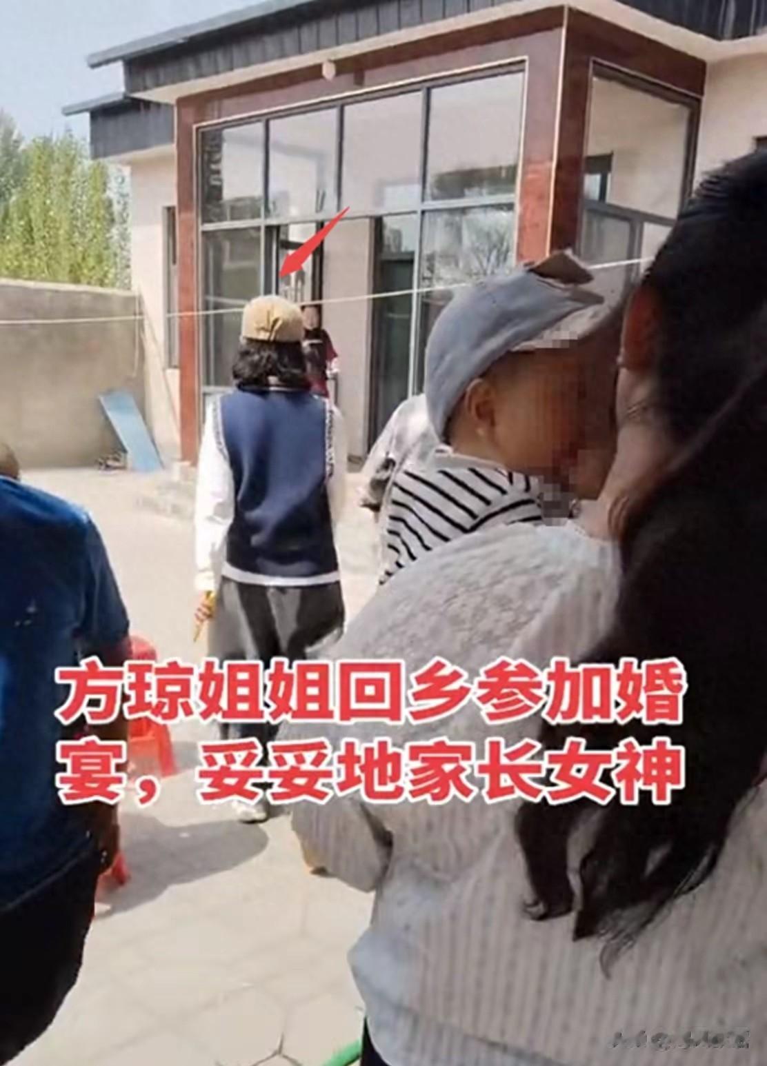 52岁方琼回农村吃席，独自坐小板凳玩手机，素颜状态比精修还能打