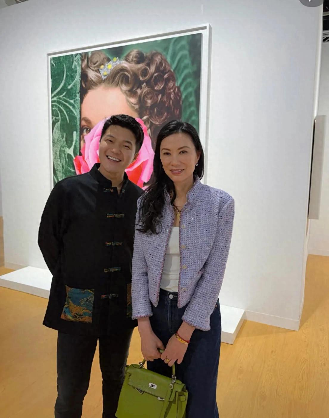 邓文迪戴黄金手镯看展，林志玲穿红裙漂亮，章泽天素颜很青春！