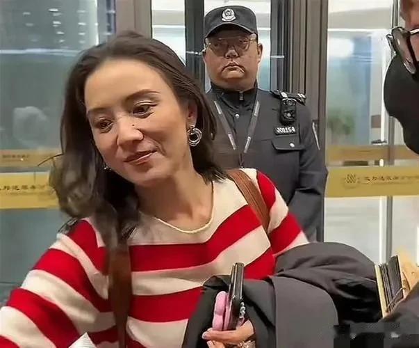 宋佳现实长啥样？路人镜头才是照妖镜，怪不得小8岁老公死心塌地