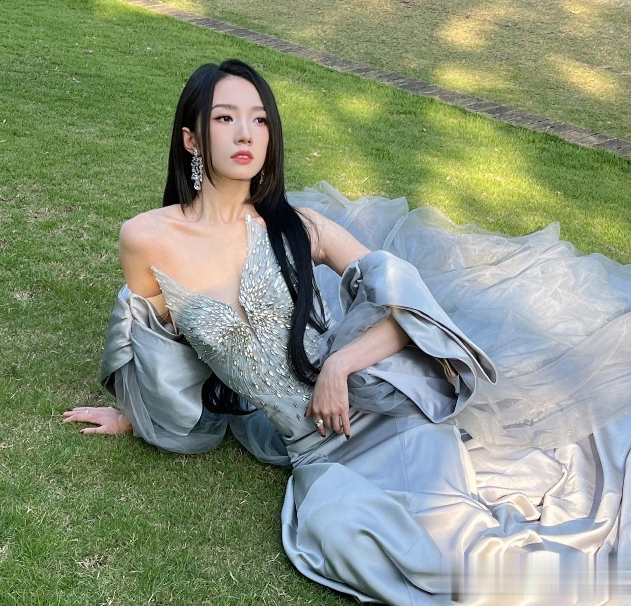 孟美岐，美丽迷人的纱裙妆造