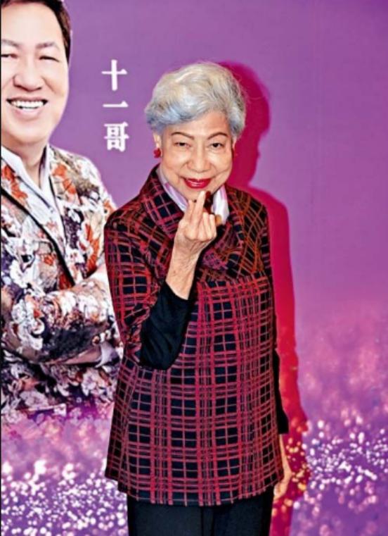 91岁香港知名老戏骨,独自站在楼梯上彷徨无助,网友担心其健康