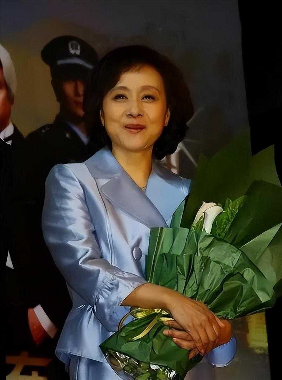 原来他们是夫妻，都是知名演员，在上海相守42年，儿子已是大导演