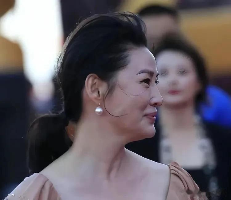 55岁“潘金莲”王思懿近照，虽有皱纹，但美丽依旧，风韵犹存