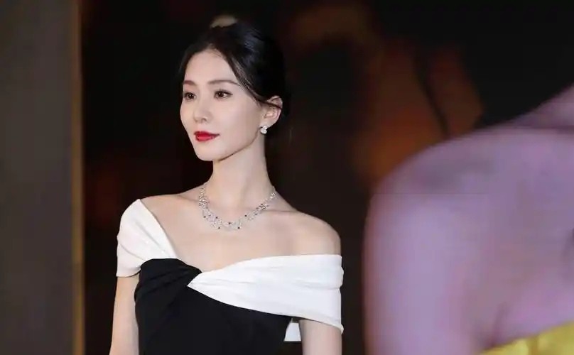 刘诗诗生日杨幂送祝福,十多年姐妹情令人羡慕,吴奇隆缺席遭质疑