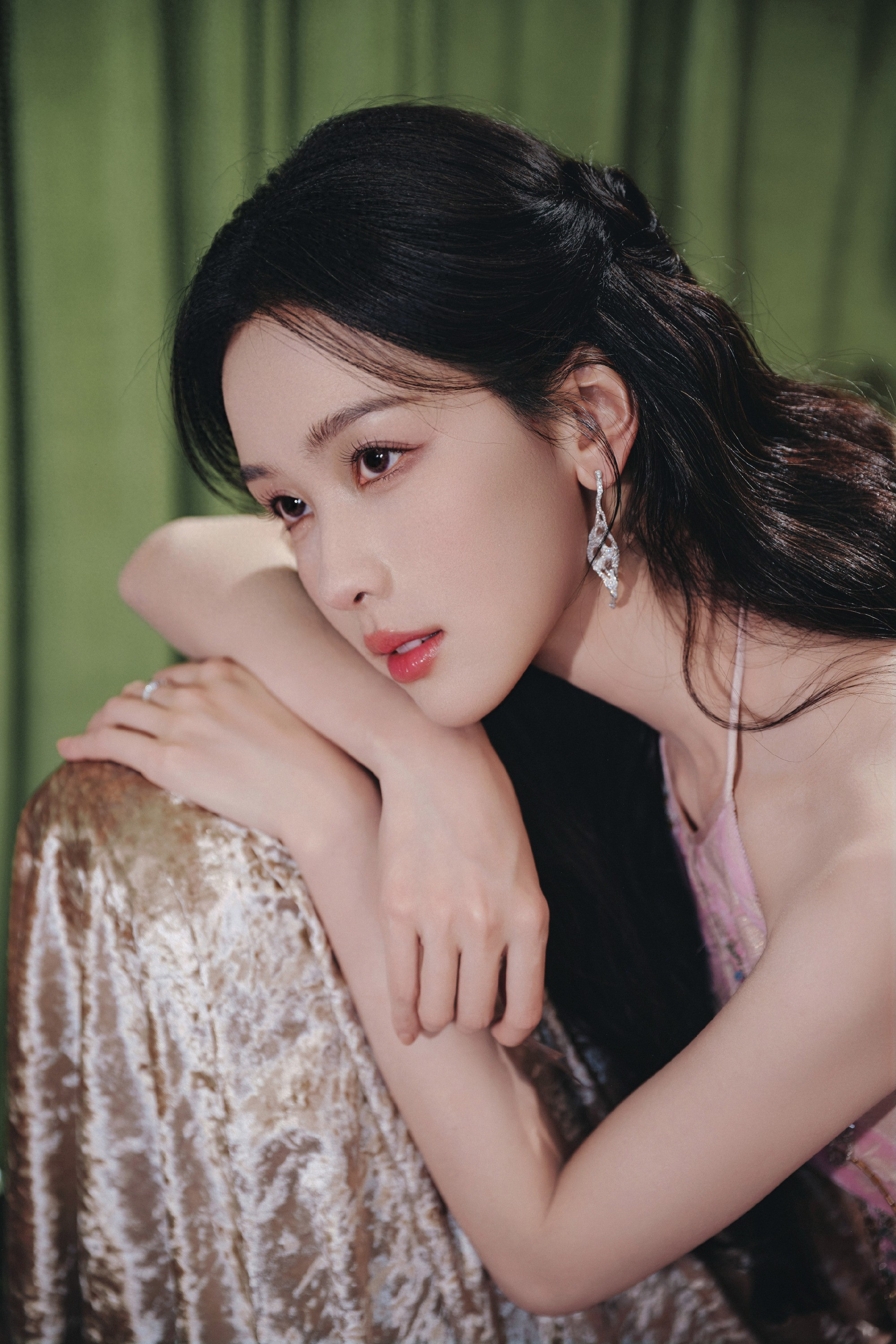 陈都灵粉红抹胸连衣裙