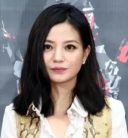 善恶有报，50岁赵薇再迎噩耗，封杀是冰山一角，她远不止这么简单