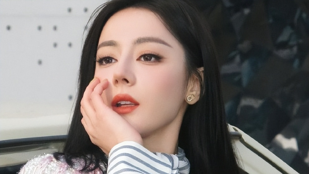 巴黎时装周：王楚然扛住了镜头，韩星土出新花样，却被宋佳惊艳了