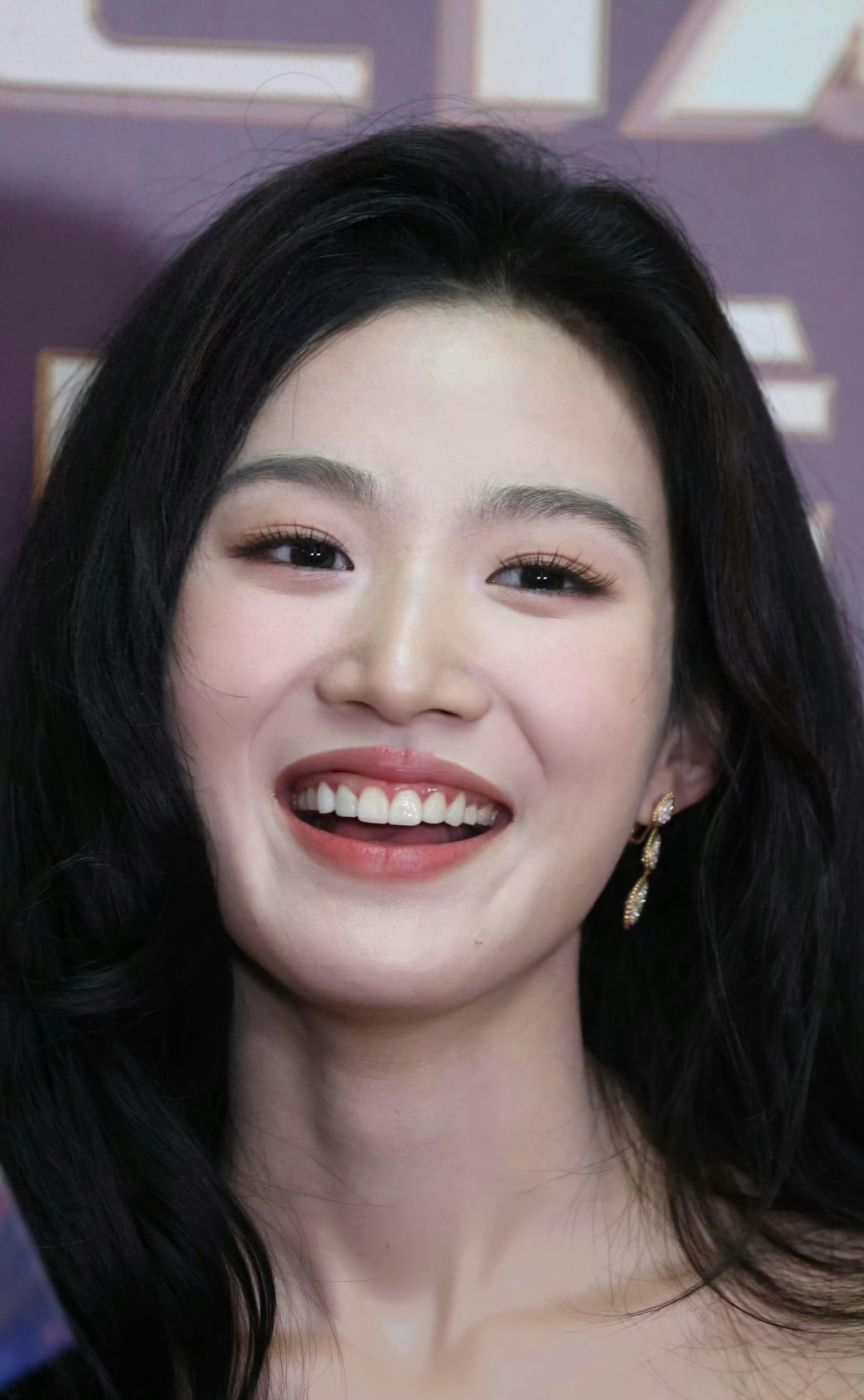 卢昱晓 这一笑 整个世界都亮了 ???