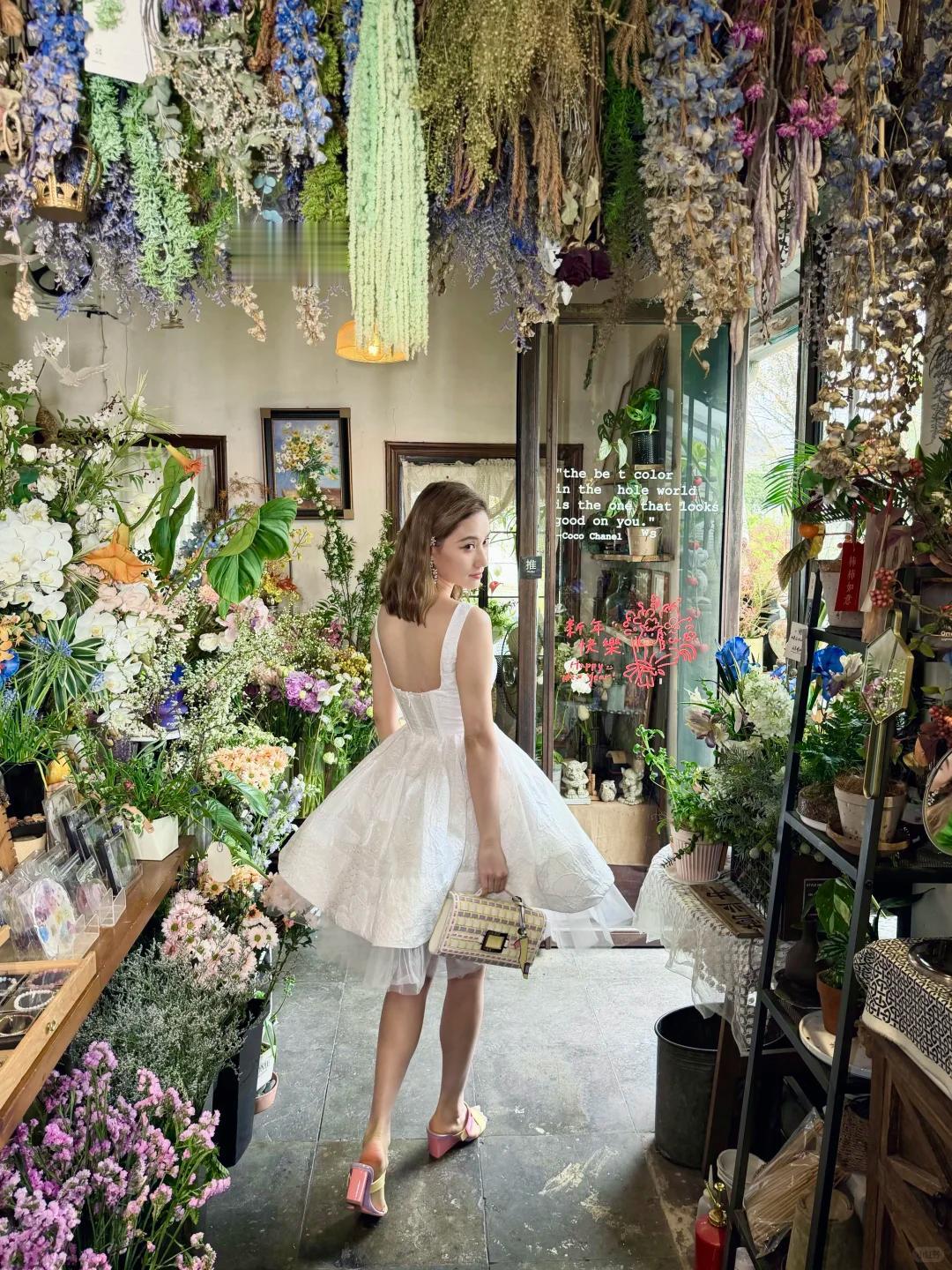 何超莲晒春日穿搭，露背白纱裙一穿，简直就是城堡里的真公主！