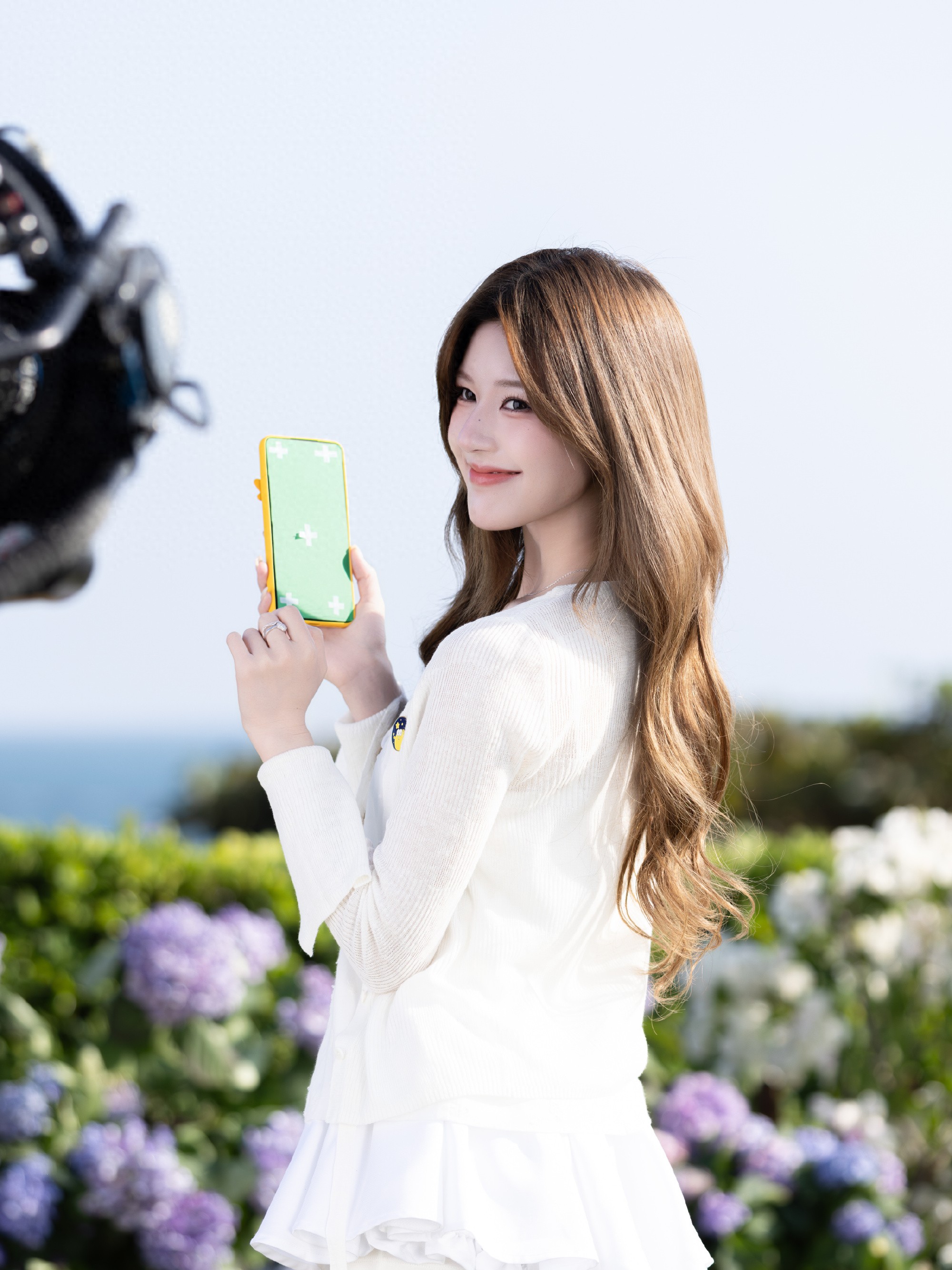 赵露思广告造型美回以前，身穿白裙，长发披肩，元气满满