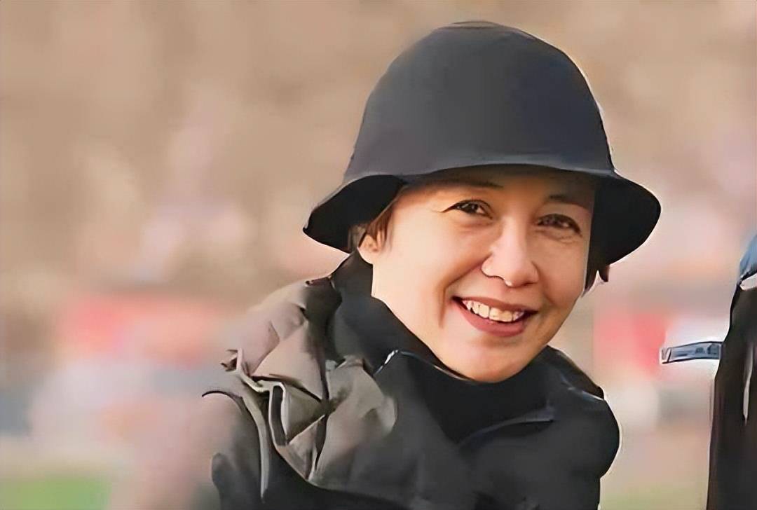 60岁蒋雯丽现状：定居英国，素颜又瘦又老，没想到一代女神也老了