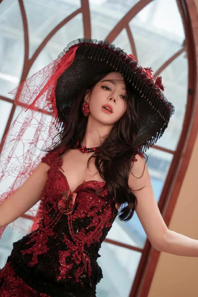 上午封神下午翻车！迪丽热巴美炸全网，剧方甩锅背骂名真相太扎心