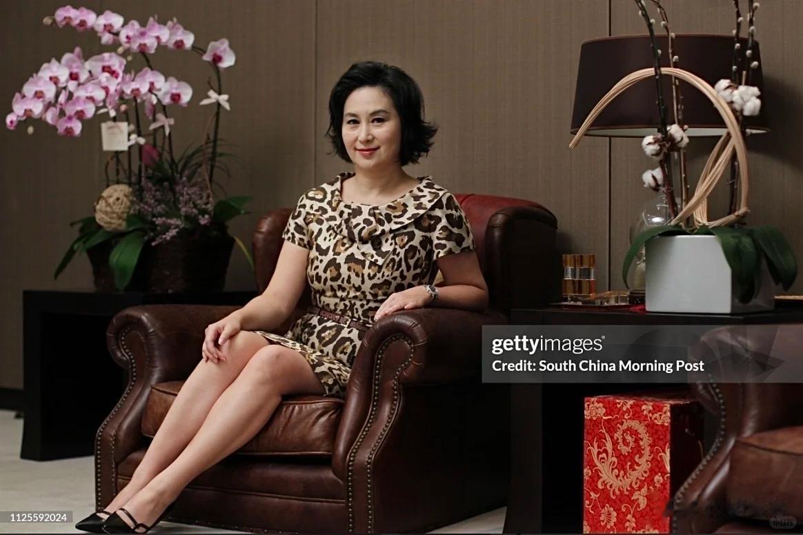 何超琼到何超盈豪宅过年！姐妹俩又搂又抱，跟6岁外甥女穿亲子装