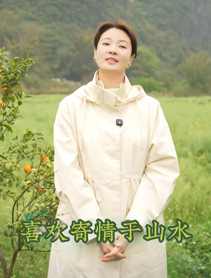 刘芳菲阳朔感慨古人寄情山水，米白风衣配低马尾温婉知性气质动人