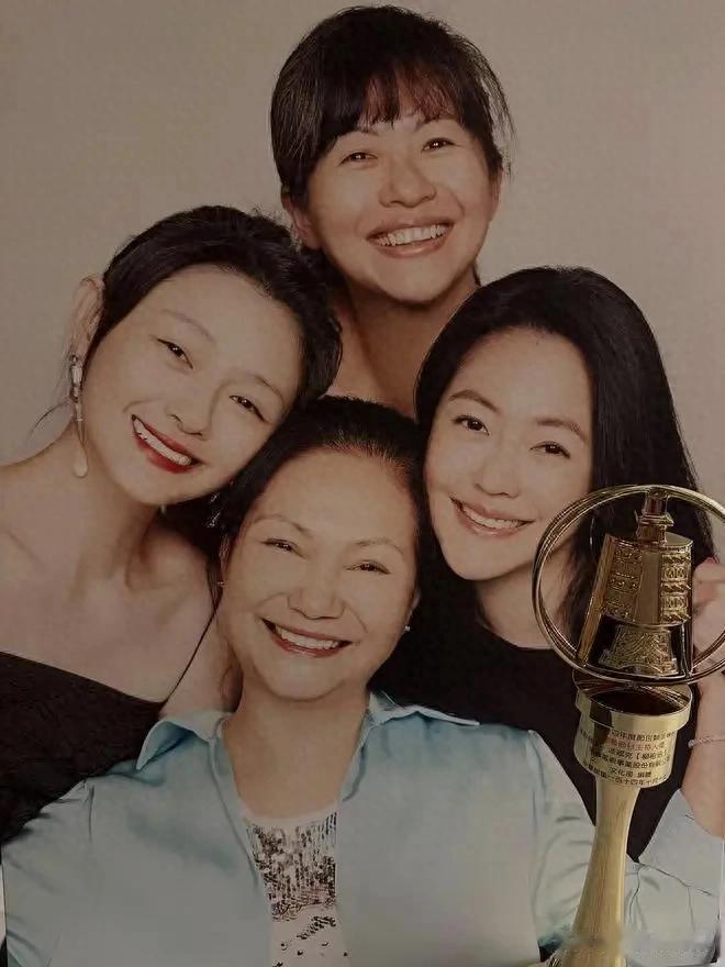 悲！徐家没邀请孩子参加亲妈周年祭，张兰透露明年有望回京读书