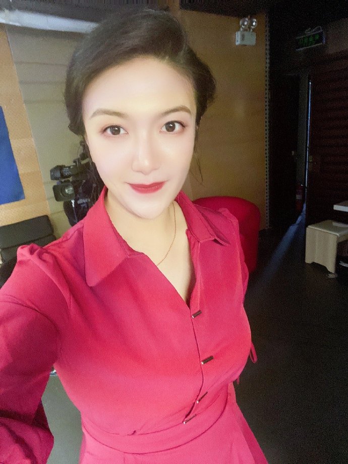 娶小27岁央视美女，快60岁才当爹，如今他衰老明显，娇妻貌美如花