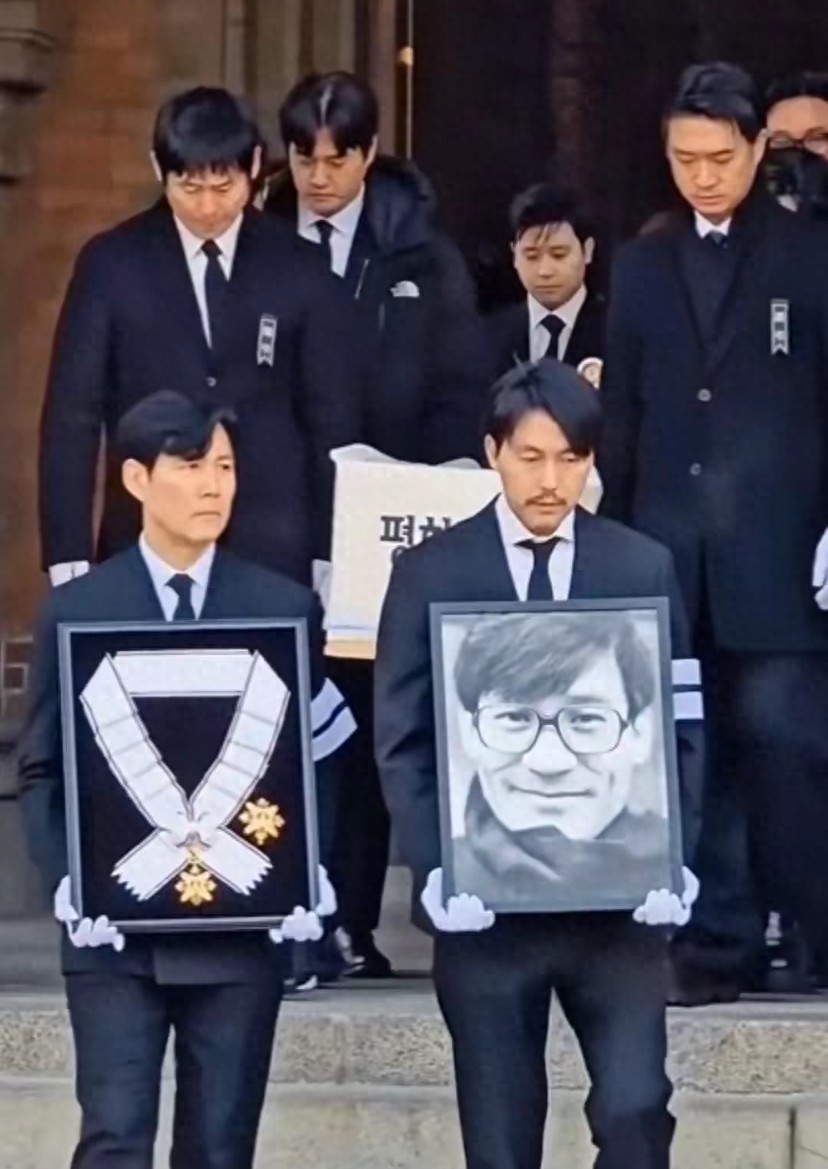 玄彬哭红眼李政宰捧遗像，韩国半个影坛为噎死的老影帝长跪不起