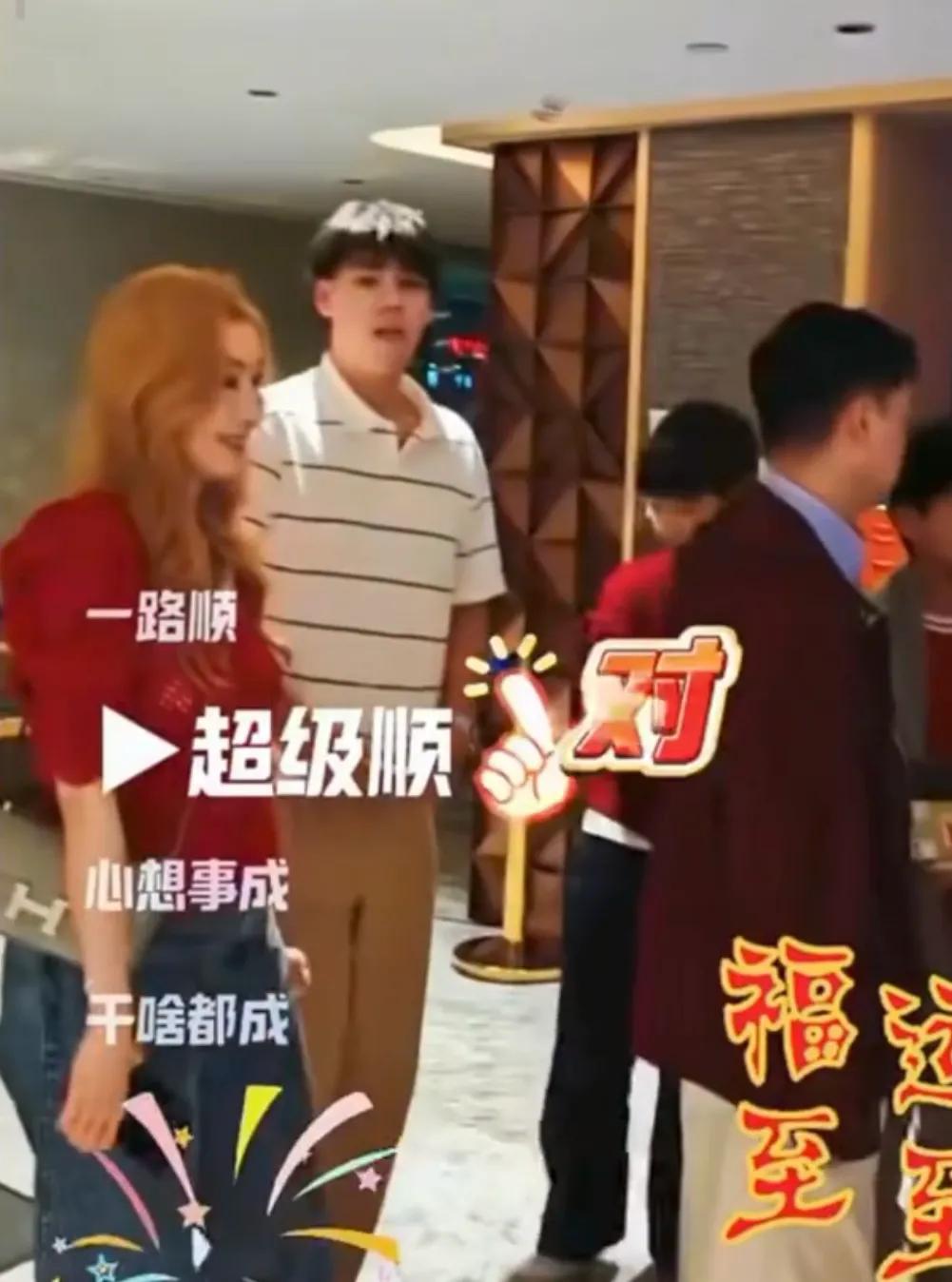 李嘉欣元宵节送祝福，晒金发美照年轻又漂亮，网友直夸像女团成员