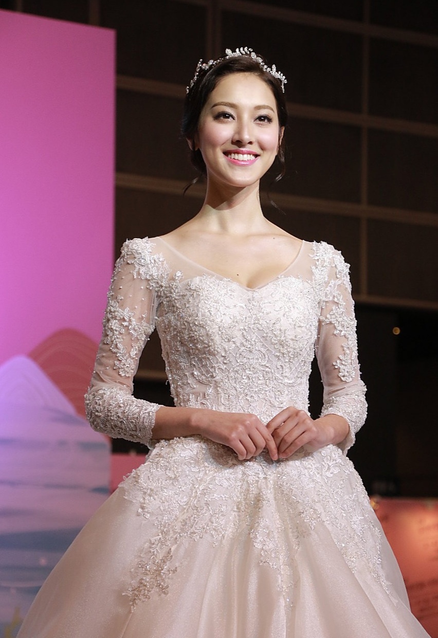 陈凯琳晒与三个儿子合影，美得像芭比娃娃，儿子们比爸爸郑嘉颖帅