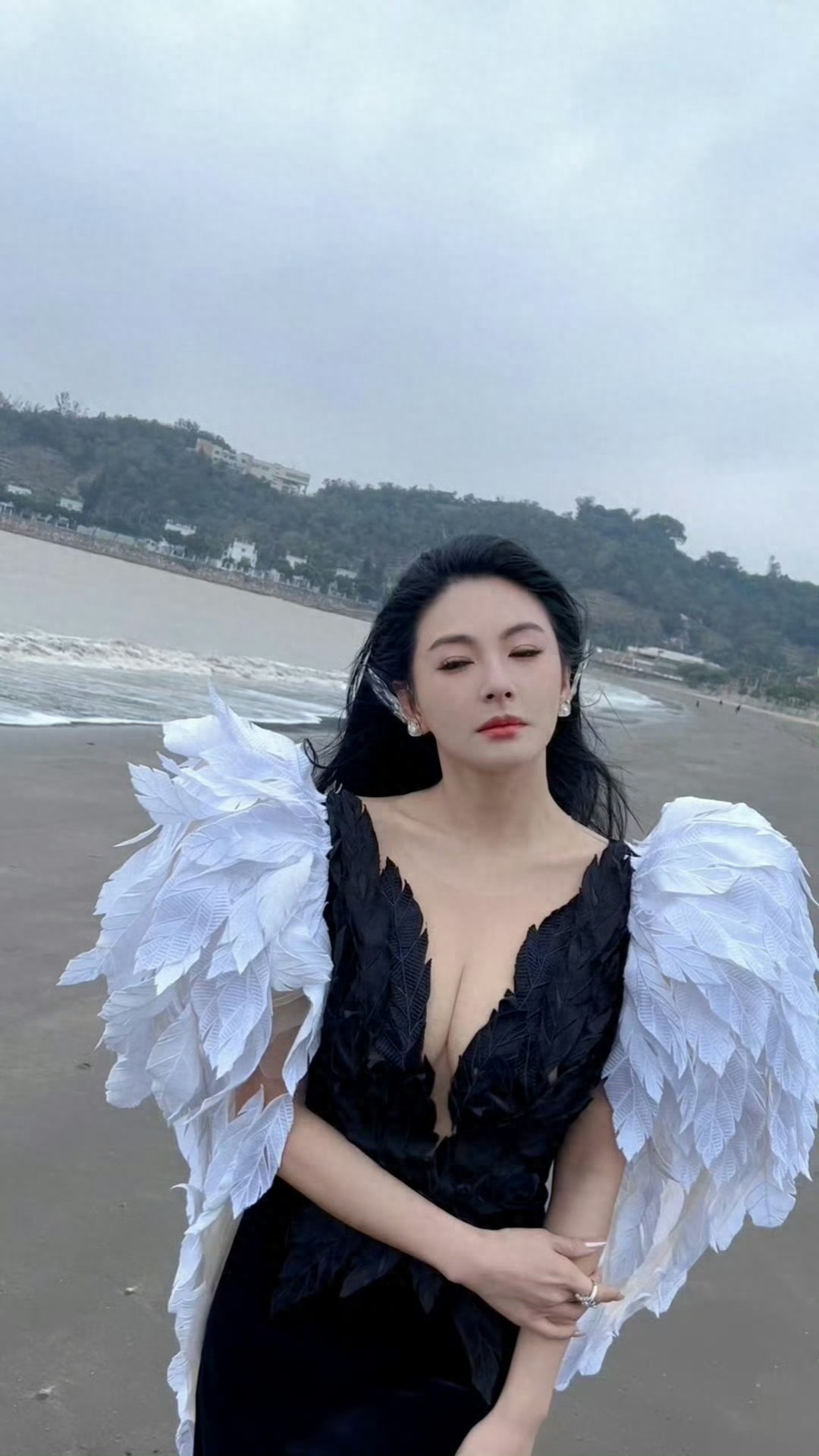 张雨绮黑色深v ???