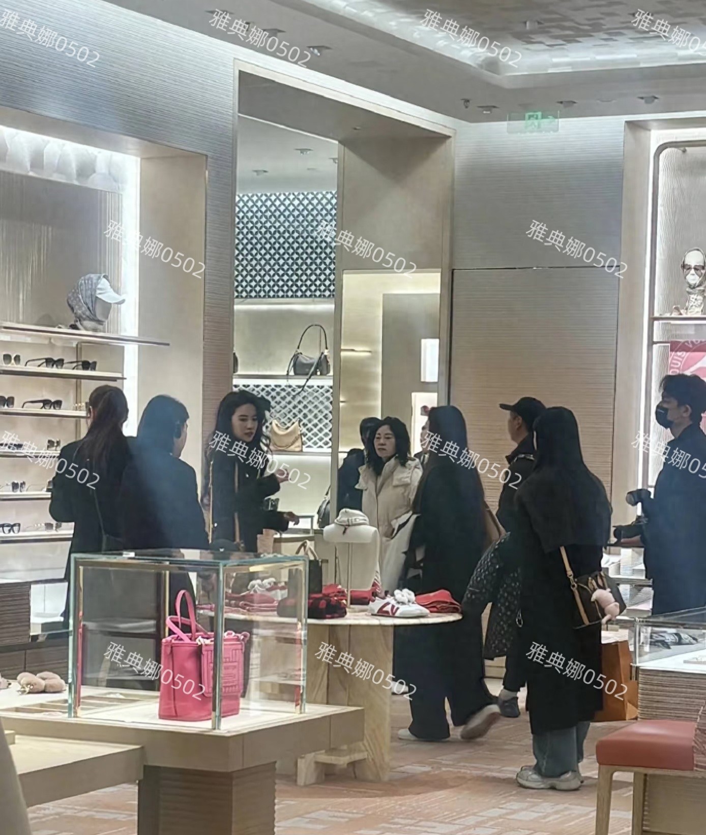 北京三里屯LV偶遇刘亦菲，本人太漂亮了，美貌在人群中闪闪发光!