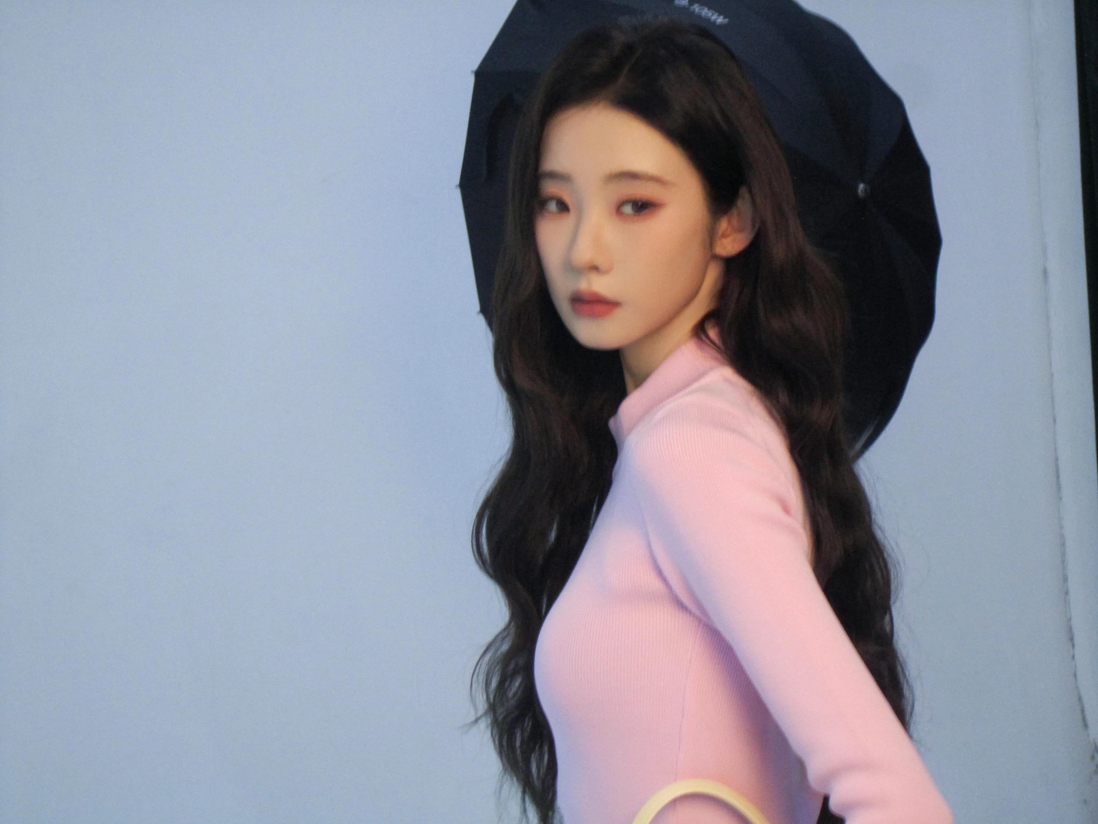 张艺凡,粉色针织毛衣温柔可爱。