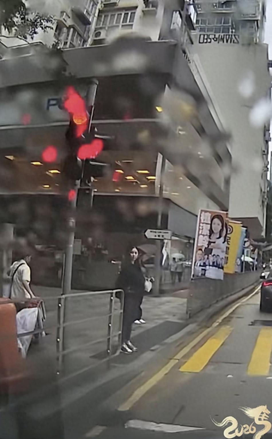 52岁蒙嘉慧瘦身成功，回香港现身街头身材苗条，打扮低调难掩气质