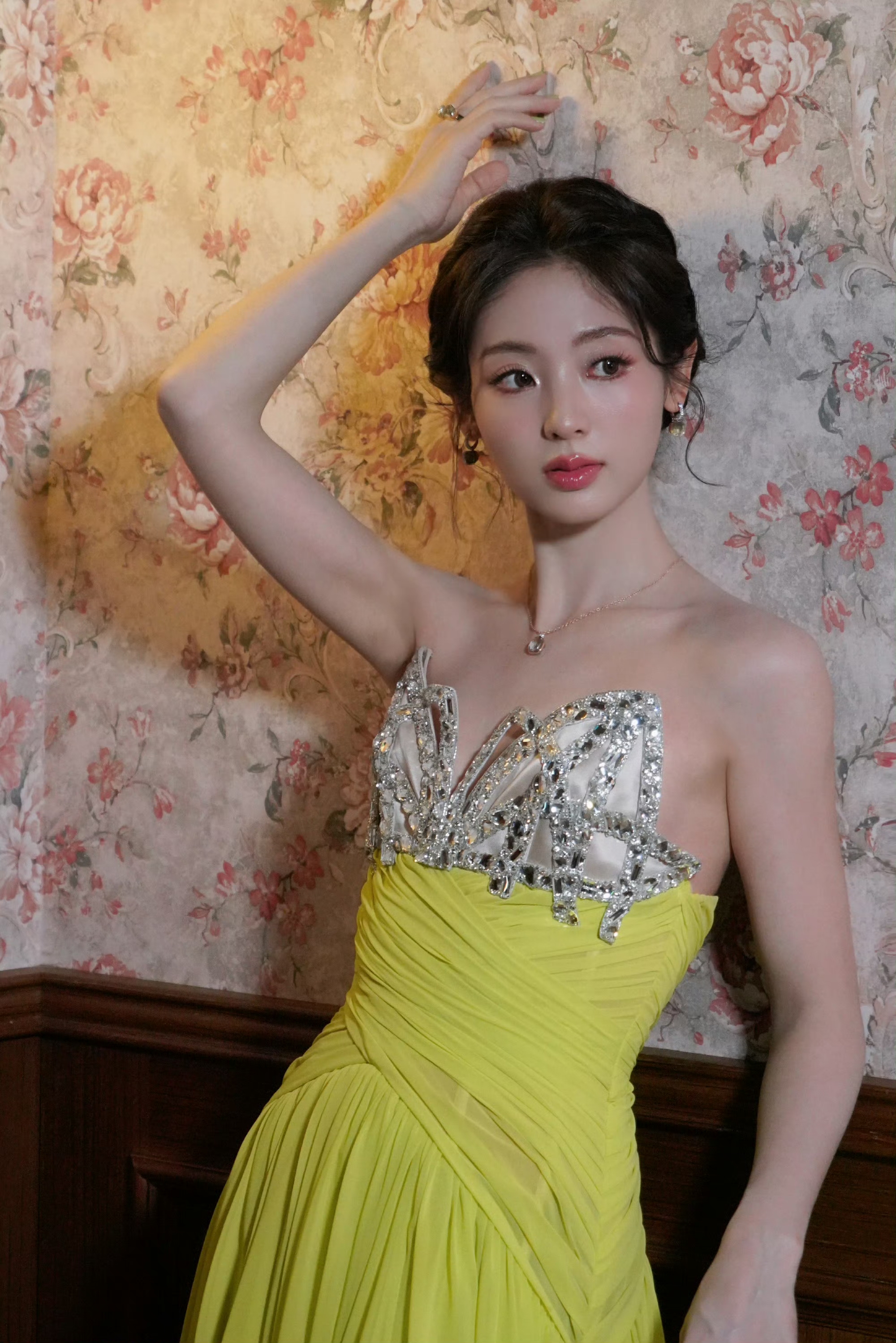 邢菲 春日一抹黄绿长裙的清新靓丽与温柔