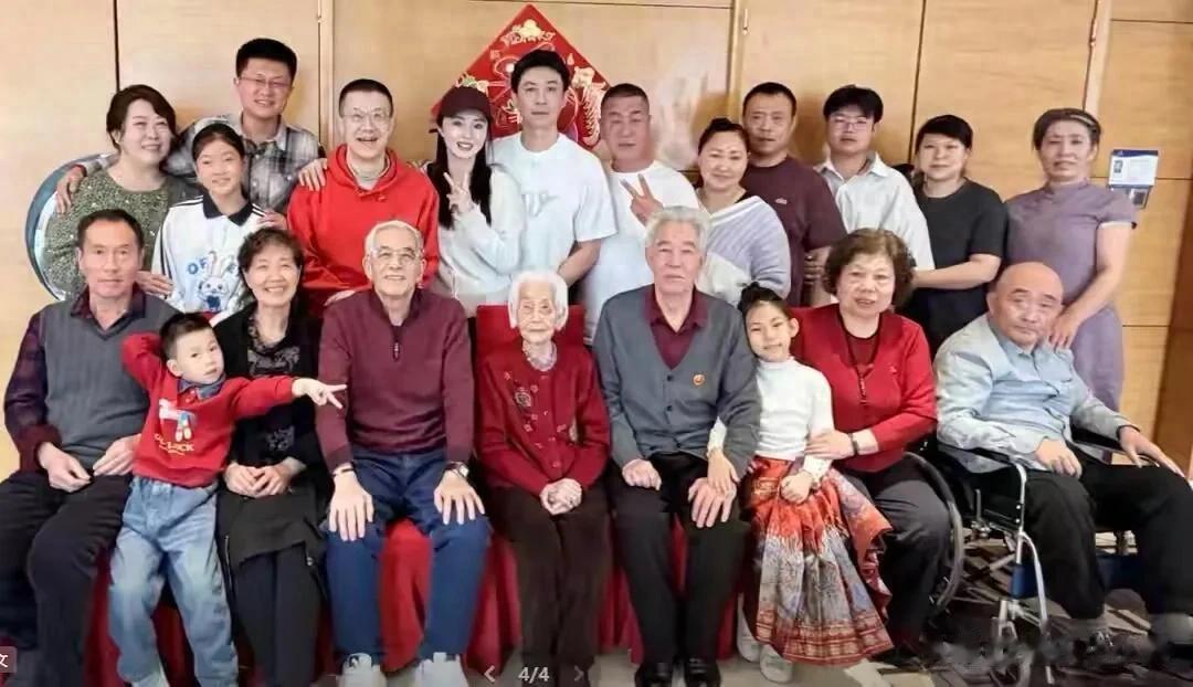 董璇正月初九回婆家，拍21口全家福，姥姥穿红衣服坐C位激动流泪