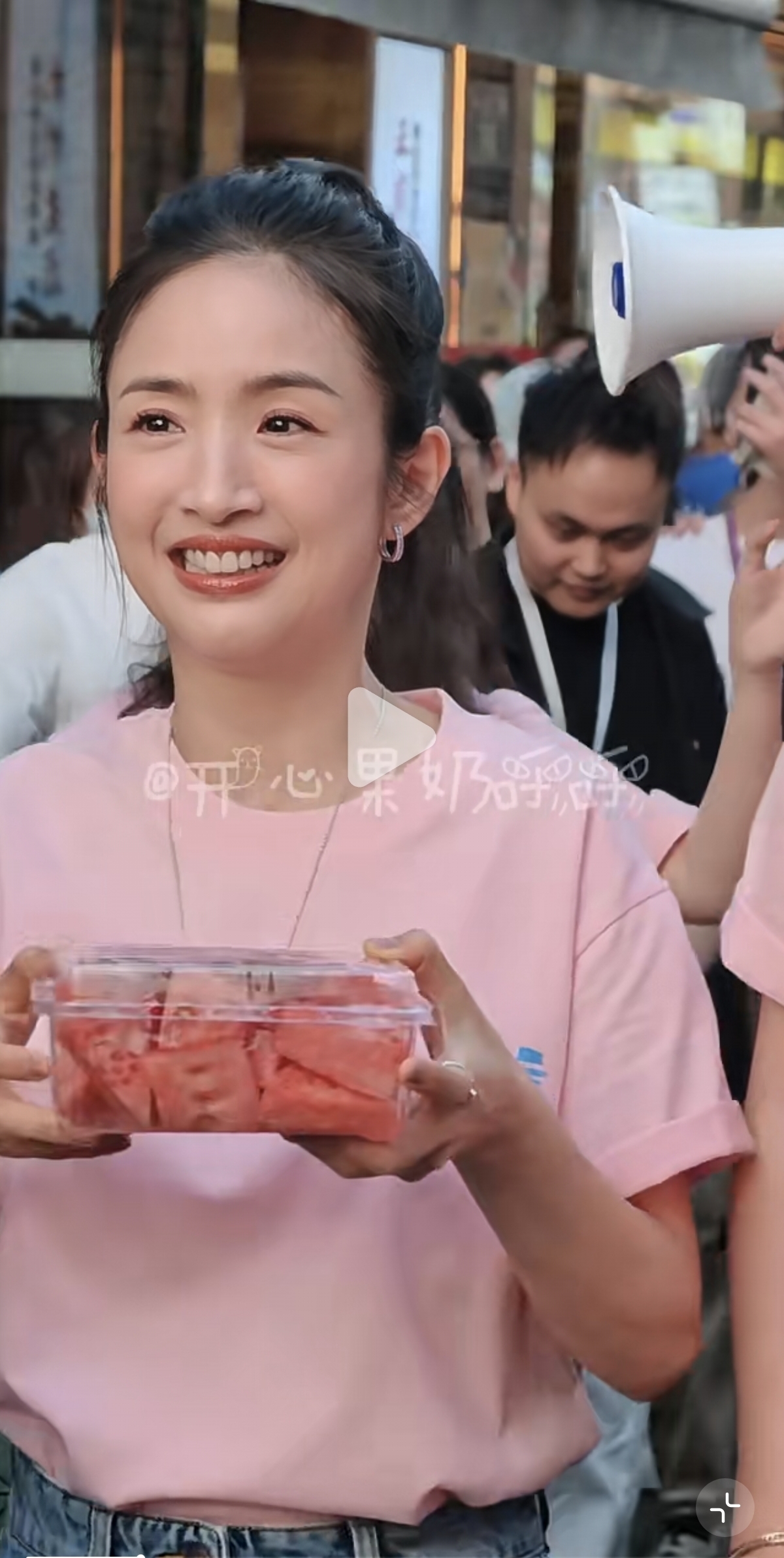 林依晨西湖边发西瓜，本人好美眼睛好亮，皮肤很自然没有科技感！