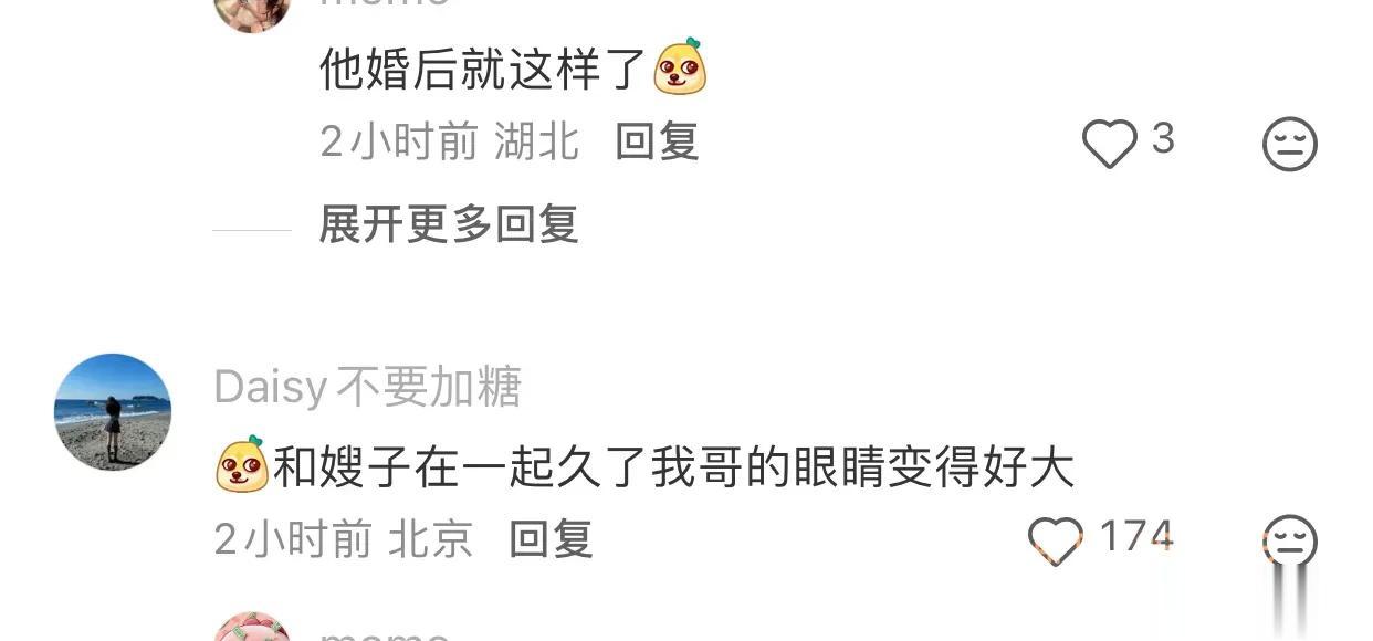 昆凌晒与周杰伦合影，庆祝其网球夺冠，周杰伦对着镜头卖萌！