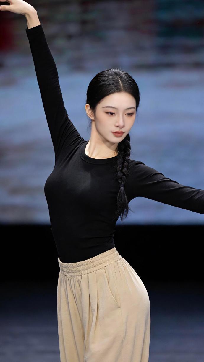 王楚然穿黑色上衣搭配米色阔腿裤跳舞真的很带劲。