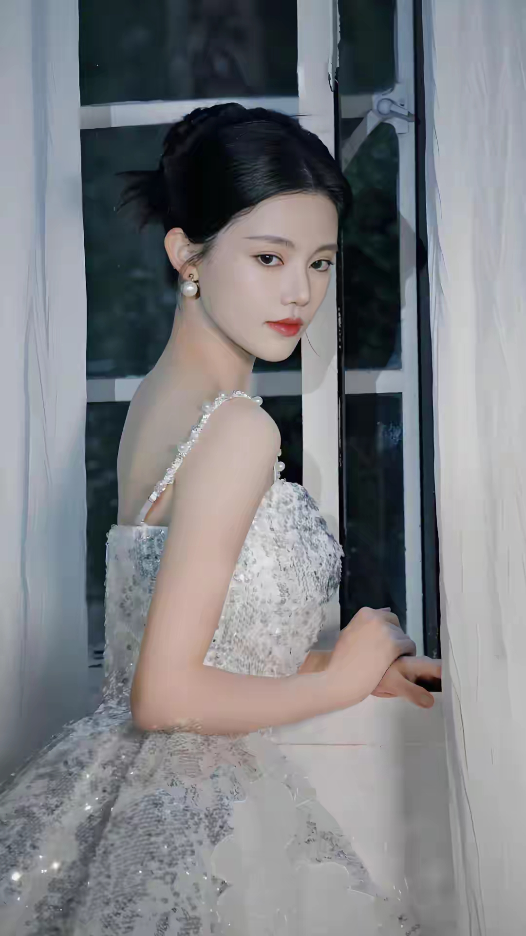 孙珍妮素心同雪净，仙姿若云轻