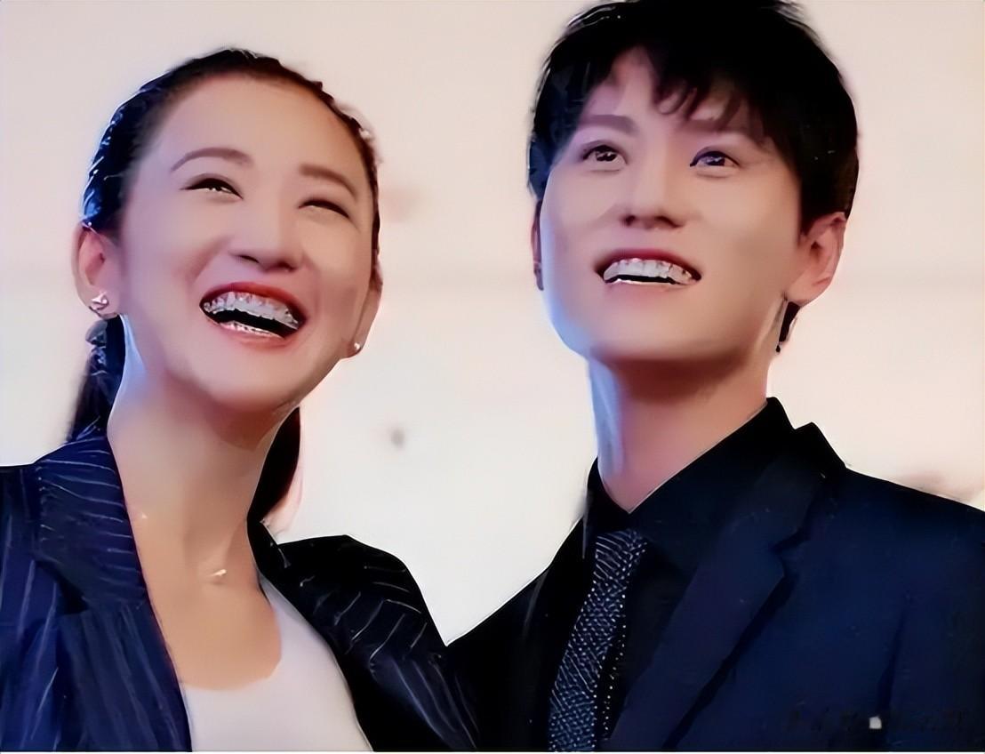 她带弟弟进入娱乐圈，没想到如今自己无人问津，弟弟却红透半边天