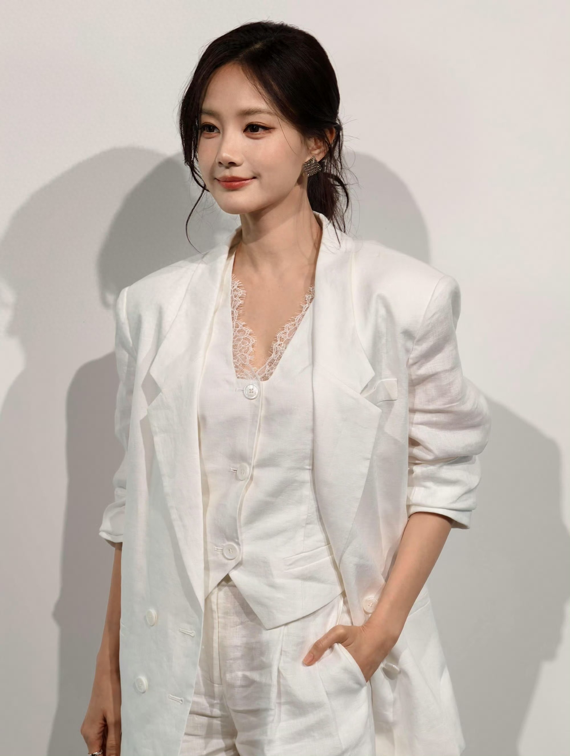 李一桐白色蕾丝西装超美 ???
