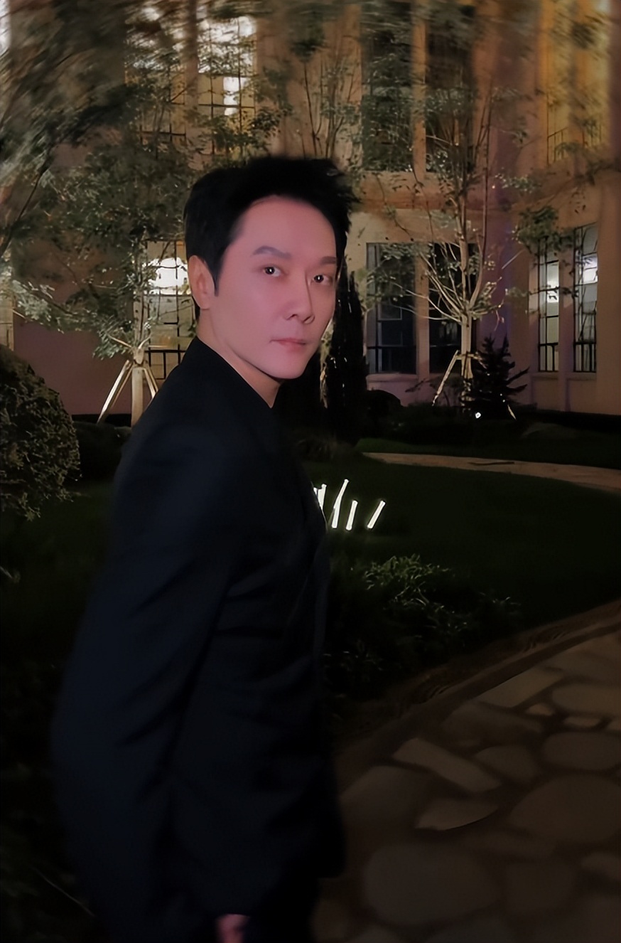 冯绍峰也没想到，黄晓明妈妈的公开表态，竟令赵丽颖实现口碑暴增